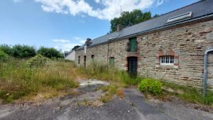 Longère à réhabiliter + hangar et terrain constructible à Theix