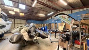 Bâtiment d'environ 1850m2 comprenant stockage, ateliers, bureaux, magasin