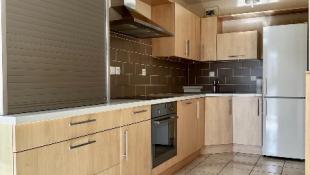 Appartement à Vannes avec une terrasse, un garage et d'une place de parking.