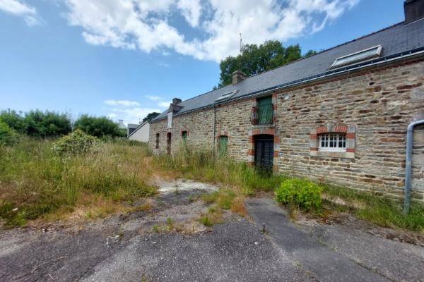 Longère à réhabiliter + hangar et terrain constructible à Theix