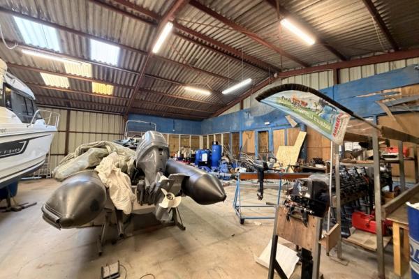 Bâtiment d'environ 1850m2 comprenant stockage, ateliers, bureaux, magasin