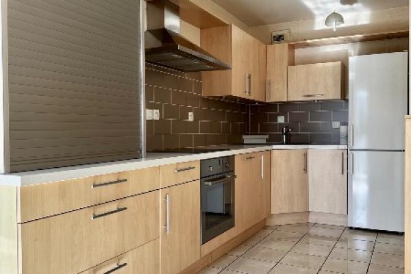 Appartement à Vannes avec une terrasse, un garage et d'une place de parking.