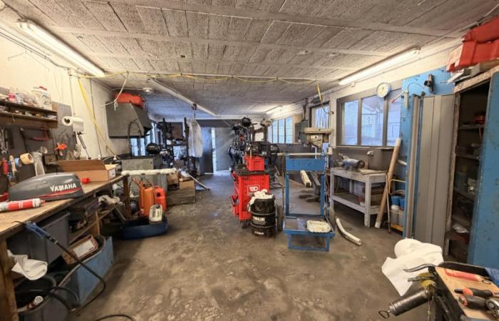 Bâtiment d'environ 1850m2 comprenant stockage, ateliers, bureaux, magasin