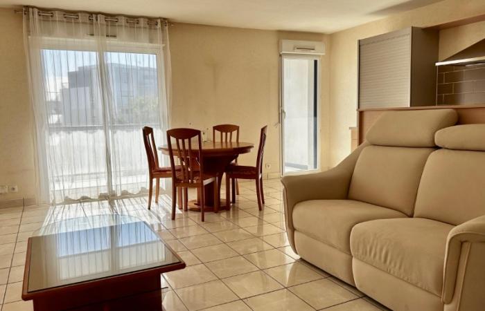 Appartement à Vannes avec une terrasse, un garage et d'une place de parking.