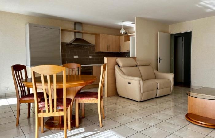 Appartement à Vannes avec une terrasse, un garage et d'une place de parking.