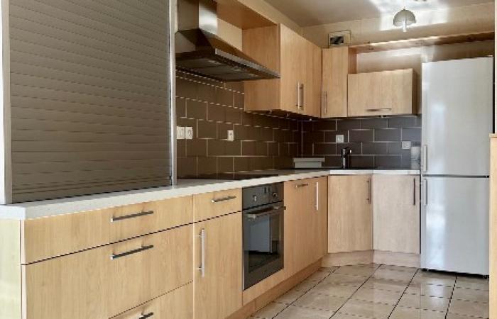 Appartement à Vannes avec une terrasse, un garage et d'une place de parking.