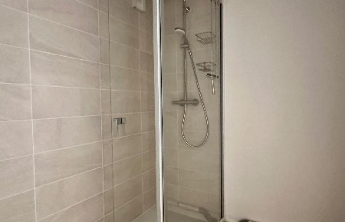 Appartement à Vannes avec une terrasse, un garage et d'une place de parking.